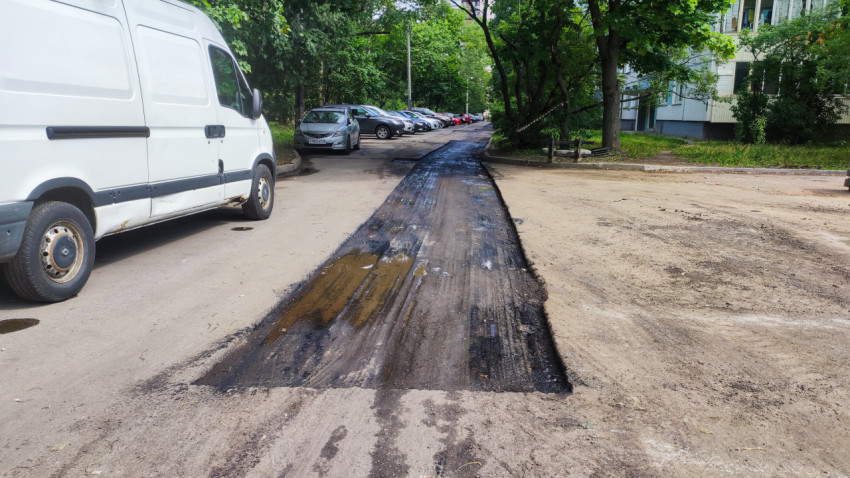 Участок дороги после фрезеровки асфальта с припаркованными автомобилями
