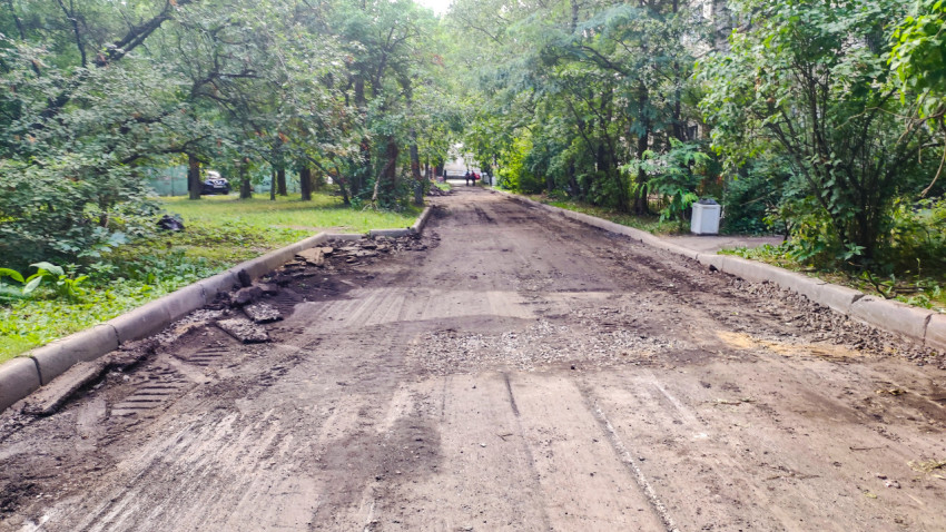 Дорога с демонтированным асфальтом во дворе жилого дома