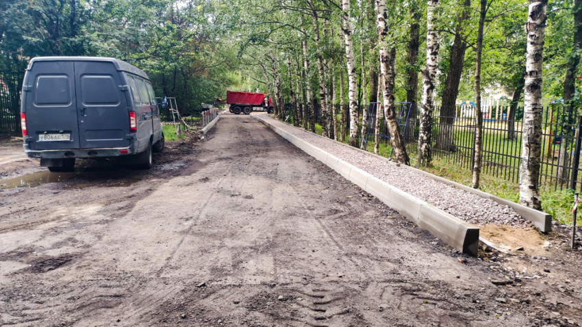 Укладка нового бордюра и подготовка основания дороги