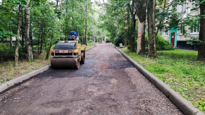 Каток на придомовой дороге во время ремонта