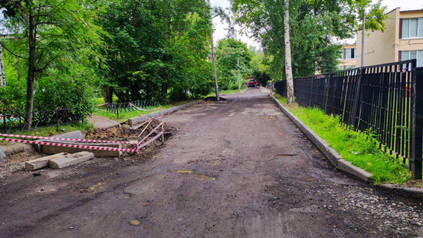 Дорожные работы у огражденной территории