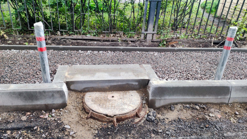 Колодец с бордюрами и ограничительными столбиками