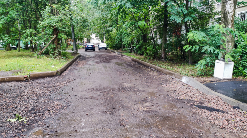 Дворовая дорога без асфальта с щебёночным покрытием