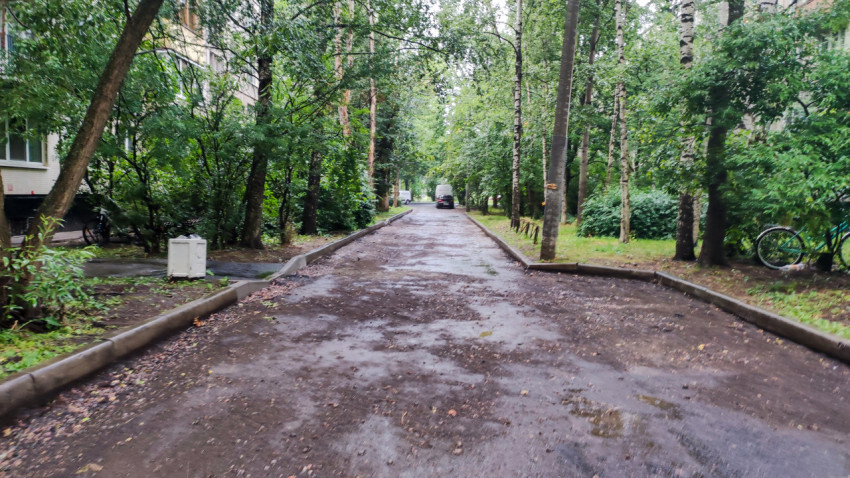 Подъездная дорога во дворе жилого квартала
