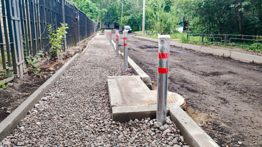 Новая пешеходная зона с установленными ограничительными столбиками