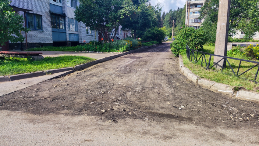 Внутридворовая дорога рядом с жилым домом