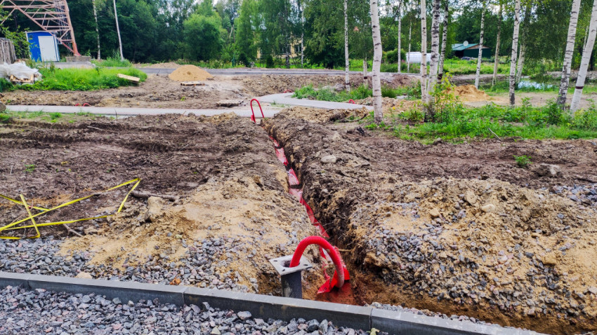 Траншея с кабельными коммуникациями на участке с грунтовыми дорогами
