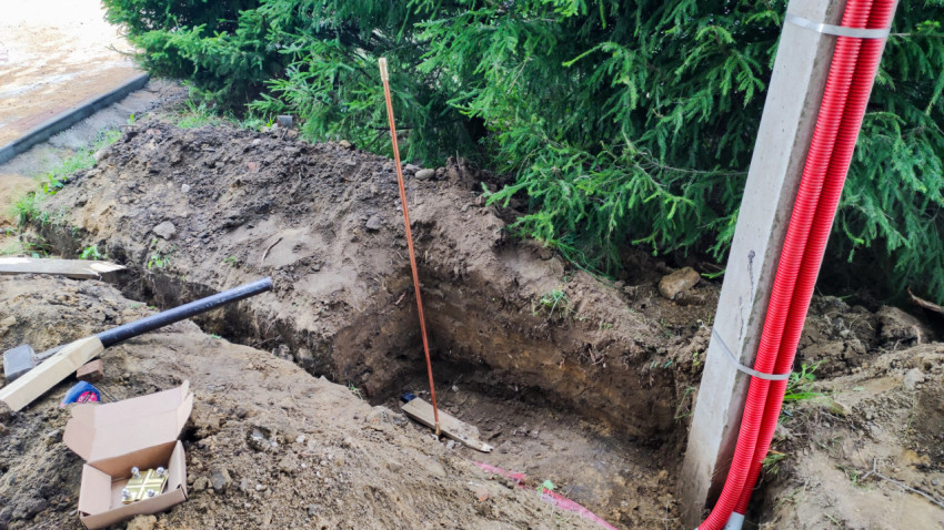 Траншея с оборудованием для монтажа заземления у опоры