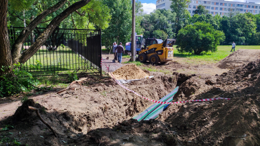Прокладка труб в траншее при помощи строительной техники