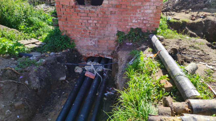 Прокладка инженерных труб в кирпичном колодце