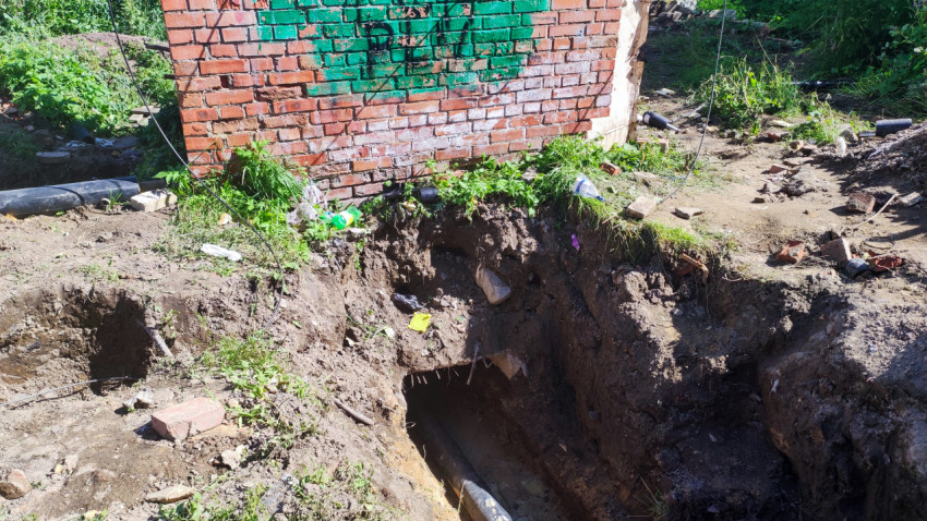 Крупный план котлована с проложенными трубами