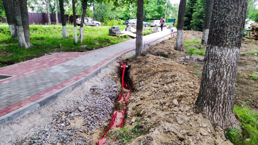 Прокладка кабельных коммуникаций вдоль тротуара
