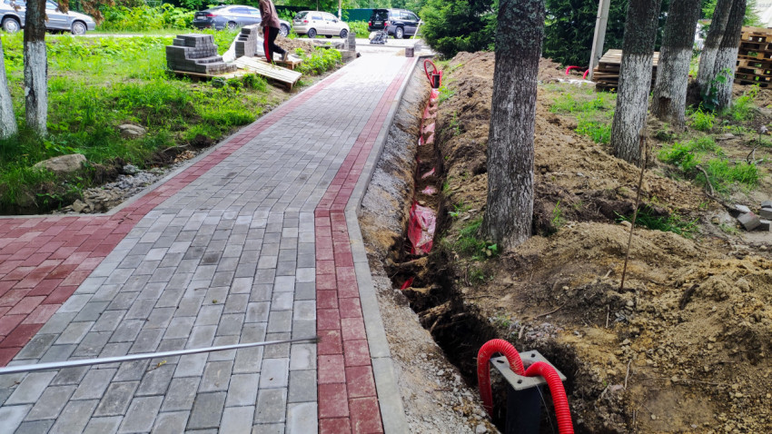 Траншея с кабельными коммуникациями вдоль тротуара