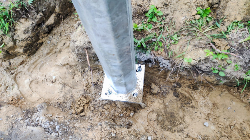 Основание металлической опоры в траншее