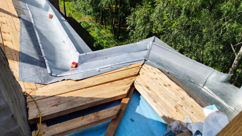 Узел водоотвода на кровле жилого здания