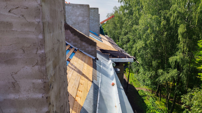 Ремонт скатной крыши жилого дома с установкой водоотвода