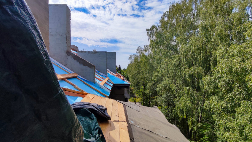 Монтаж гидроизоляции и обрешётки на крыше многоквартирного дома