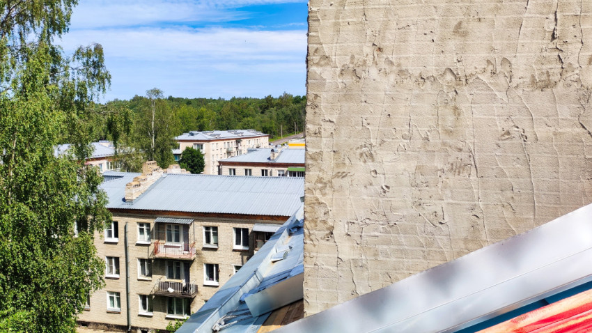 Вид на жилой квартал с крыши ремонтируемого дома