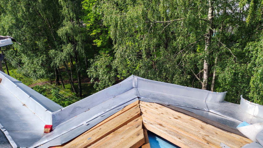 Металлический жёлоб в месте стыка скатов крыши