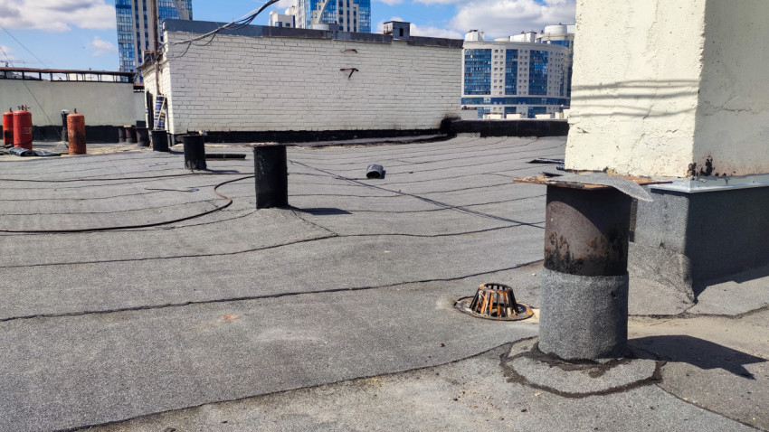 Крыша дома с уложенным покрытием и элементами вентиляции