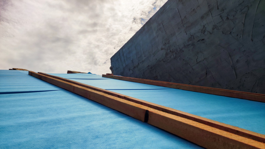 Установка деревянной обрешётки на крыше с гидроизоляционной мембраной