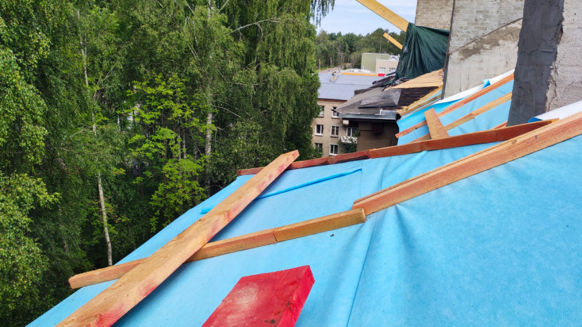 Монтаж кровельной конструкции с применением деревянных брусков