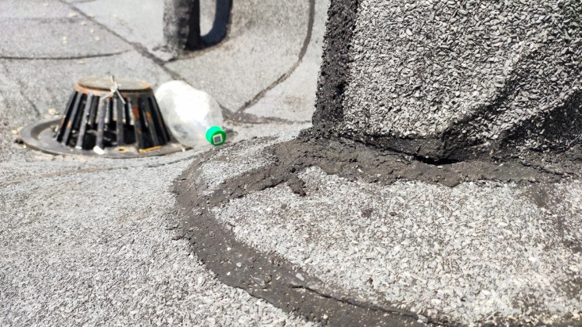 Водоотводящий трап на крыше вблизи кирпичной шахты