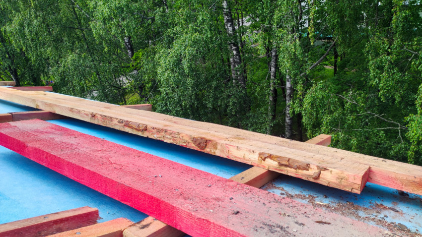 Деревянные балки на крыше с гидроизоляционной мембраной