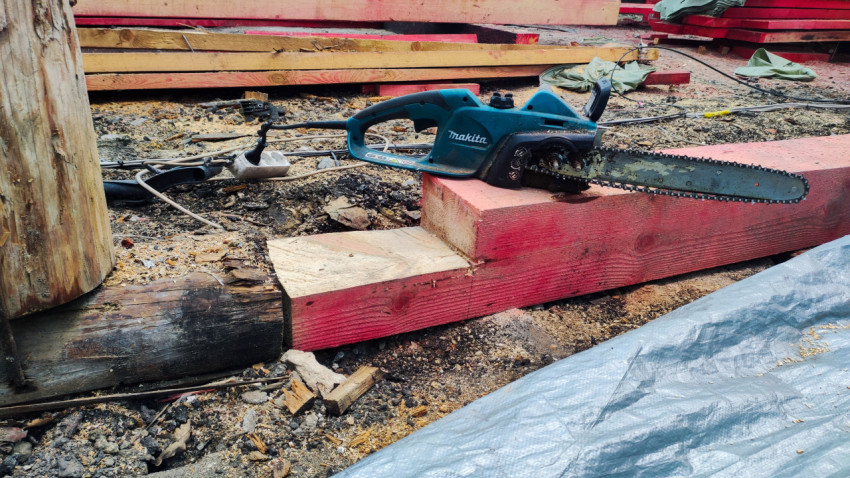 Электропила Makita на строительной площадке