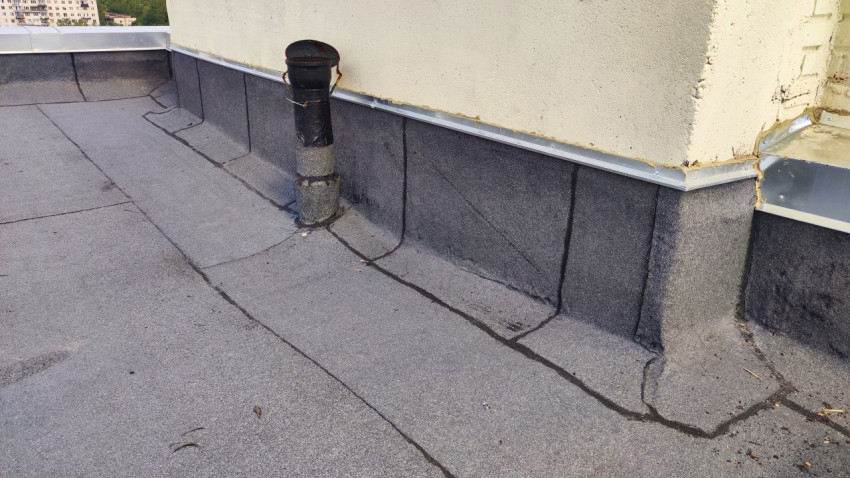 Кровельный узел с выходом вентиляции на плоской крыше