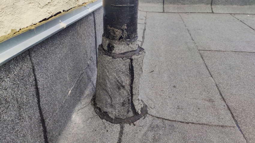 Вентиляционная труба на плоской крыше с гидроизоляцией