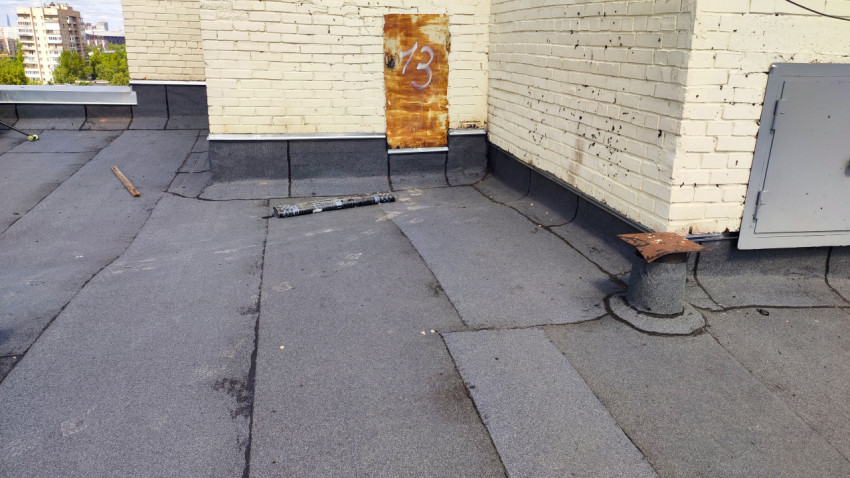 Участок крыши с кирпичной шахтой и металлическим люком