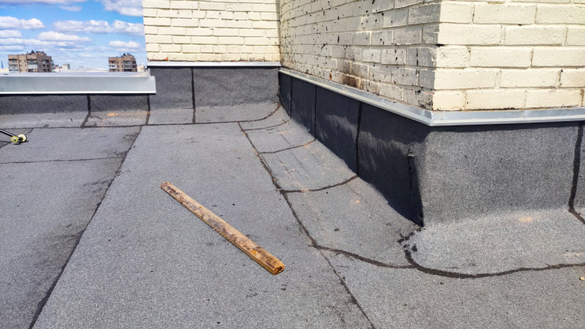 Примыкание рулонного покрытия к стене на крыше