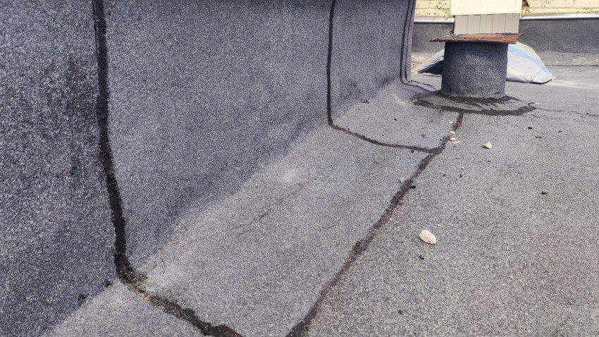 Фрагмент плоской крыши с примыканием гидроизоляции и вентиляционной шахтой