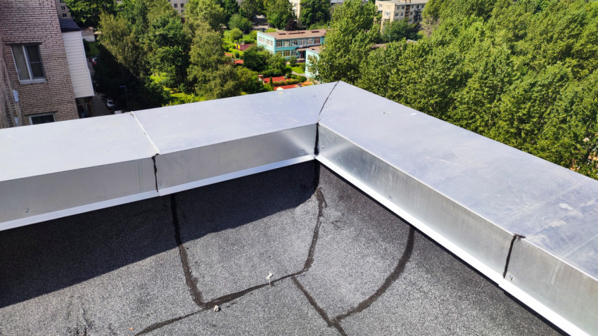 Угол плоской кровли с металлическим парапетом