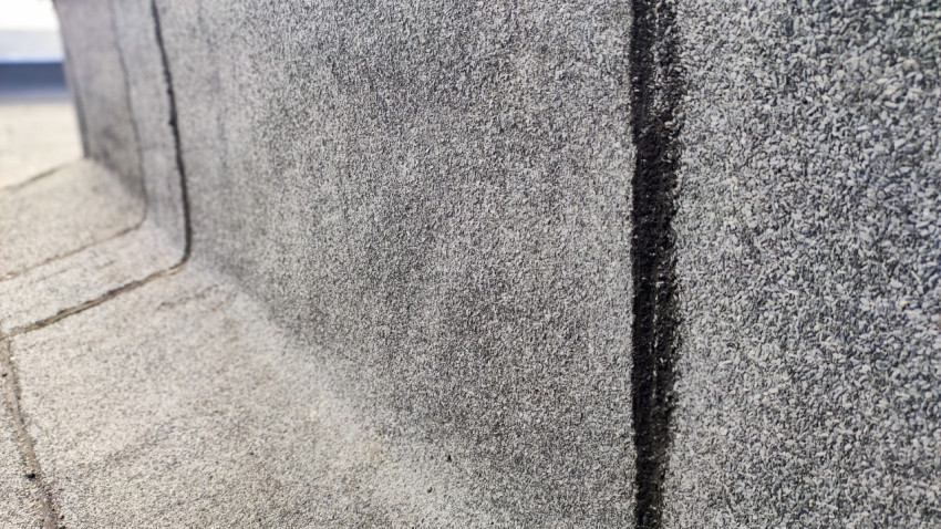 Крупный план примыкания рулонной гидроизоляции к стене