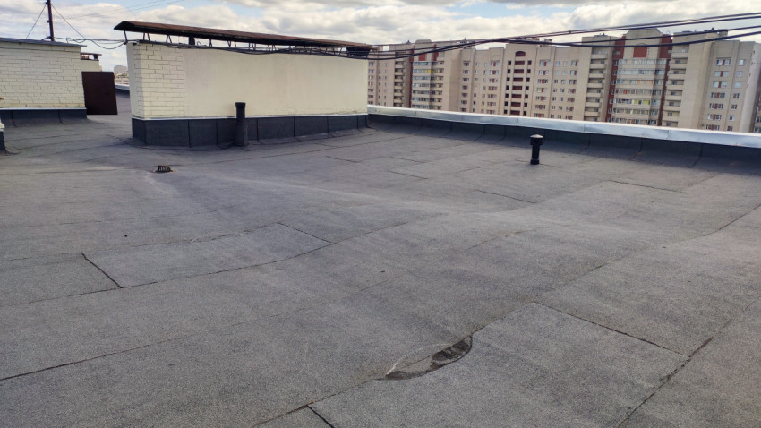 Крыша многоэтажного дома с обзором жилых кварталов