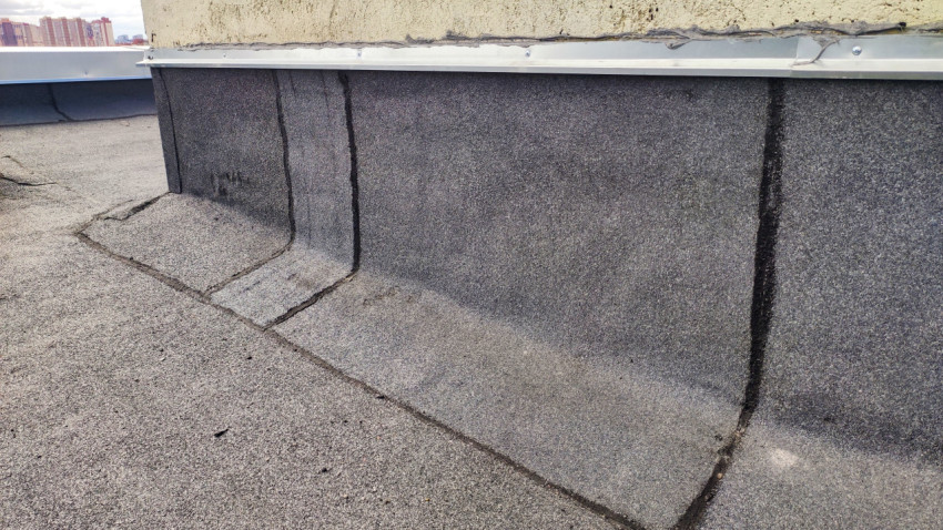 Примыкание гидроизоляции на плоской крыше к стене здания