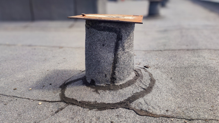 Вентиляционный выход на кровле многоквартирного дома