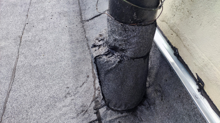 Примыкание рулонного покрытия к трубопроводу на крыше