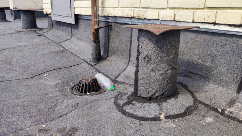 Водосточный трап и вентиляционные выходы на плоской крыше