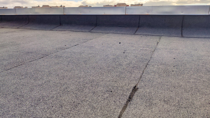 Поле плоской кровли с видимыми швами и парапетом