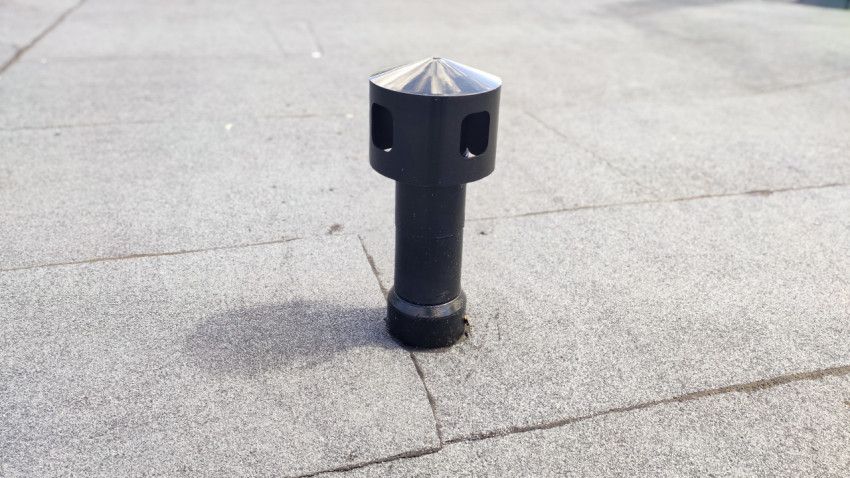 Вентиляционный выход на плоской крыше с металлическим колпаком