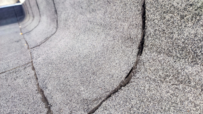 Трещина в изгибе рулонного покрытия на крыше