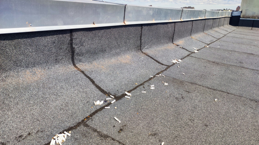 Длинный участок парапета с последовательными вертикальными стыками