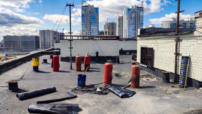 Газовые баллоны и кровельные материалы на крыше жилого дома