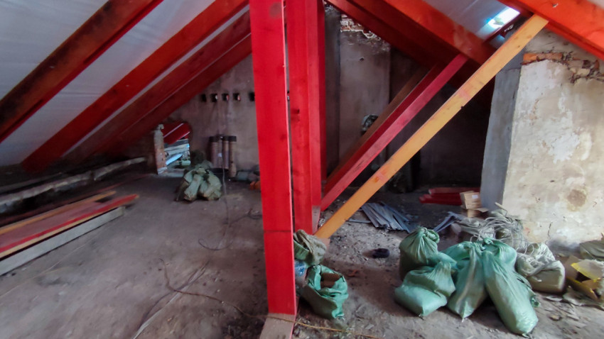 Чердак жилого дома с новой деревянной стропильной системой