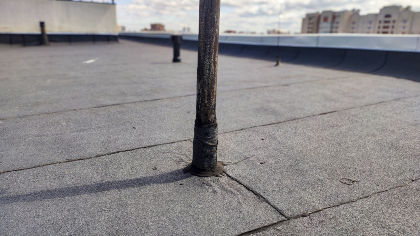 Узел примыкания рулонного покрытия к антенне