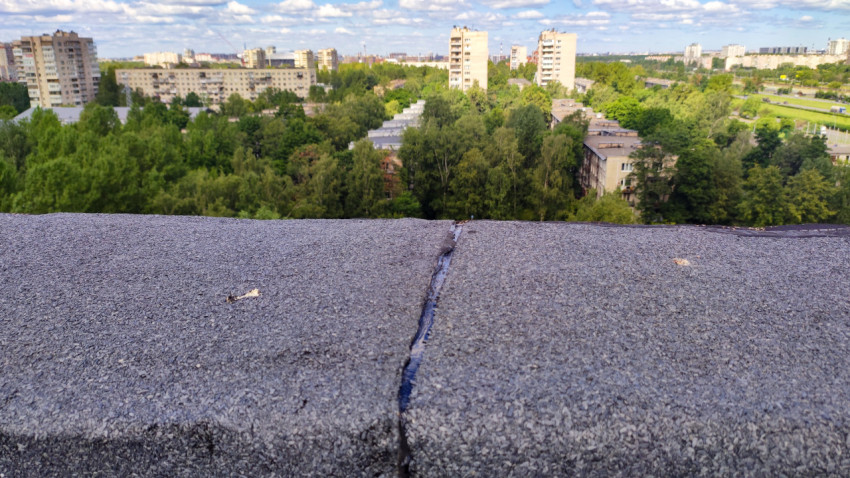 Трещина на парапете плоской крыши