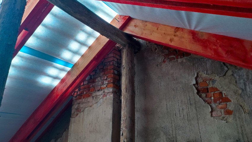 Чердак жилого дома с деревянными и кирпичными конструкциями